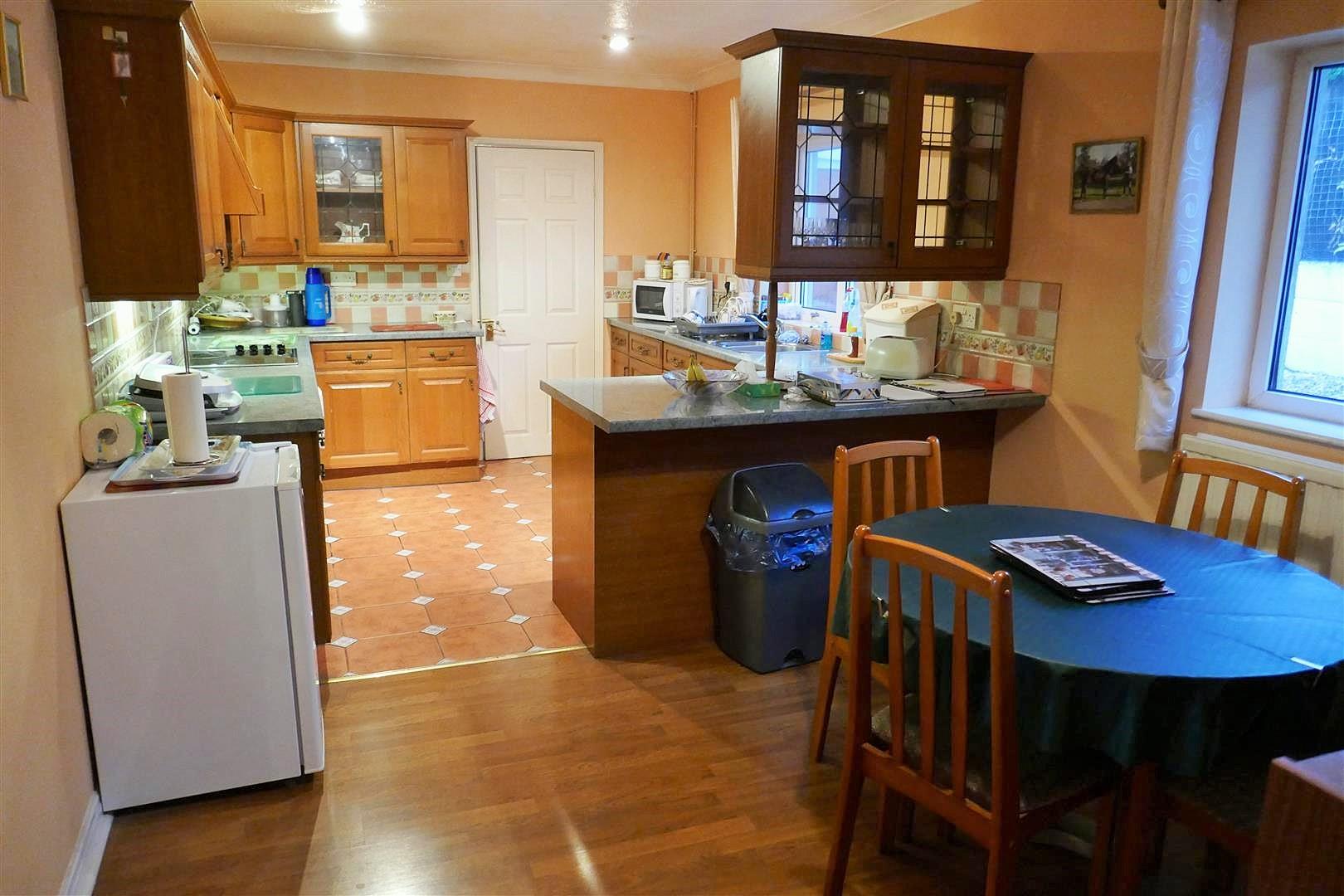 KITCHEN/DINING AREA